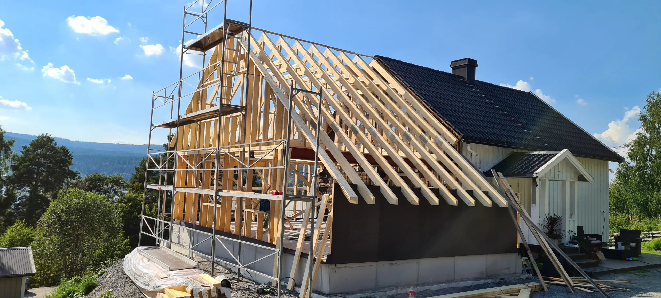 Påbegynt tak under arbeid